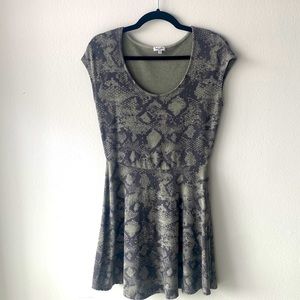 Splendid short sleeve mini dress, with flare skirt hem. Snake skin print. Size S
